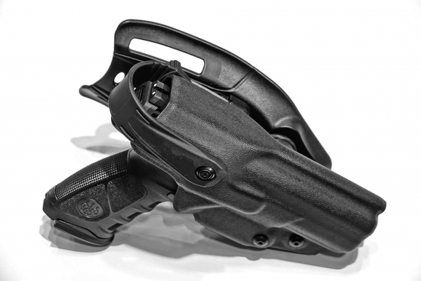 The new Beretta APX pistol with the dedicated tactical pistol holster realized by Radar 1957