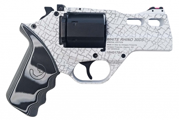 Il revolver White Rhino presenta una canna da tre pollici e una peculiare finitura bianca