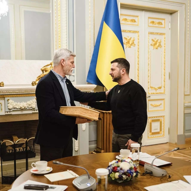 Il presidente ceco Petr Pavel (a sinistra) fa dono della CZ-75 "Ordine del Leone bianco" al presidente ucraino Volodymyr Zelensky (a destra)