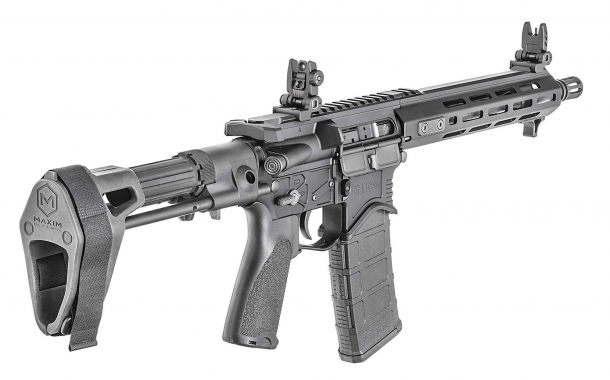 La SAINT Edge Pistol presenta un recoil buffer proprietario e uno "Armbrace" estensibile della Maxim Defense