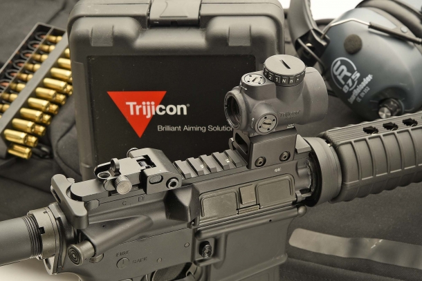 La rotaia Picatinny consente l'installazione sul Colt Expanse M4 di qualsiasi sistema ottico o opto-elettronico, come questo red dot Trijicon MRO