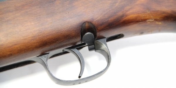 The safety catch on the KO-SVT rifle is located within the trigger guard, behind the trigger