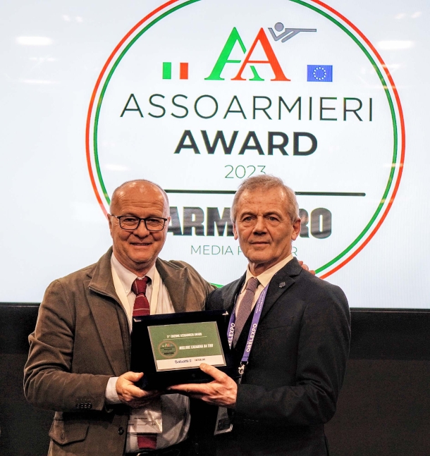 Emanuele Sabatti riceve il premio da Patrizio Carotta, CEO di EOS Show