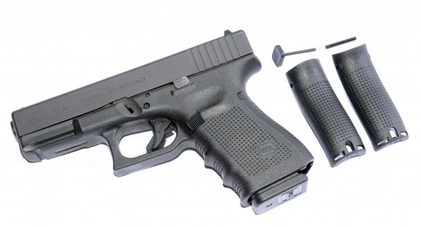 per adattare ergonomicamente l'impugnatura alla mano del tiratore, alcuni modelli dispongono di inserti posteriori intercambiabili, come nel modello Glock G19