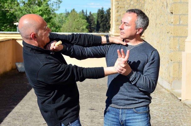 Difesa Personale: Palm Stick & Co. una leva articolare con torsione della mano supportata da pressione esercitata con il palm stick alla base del collo