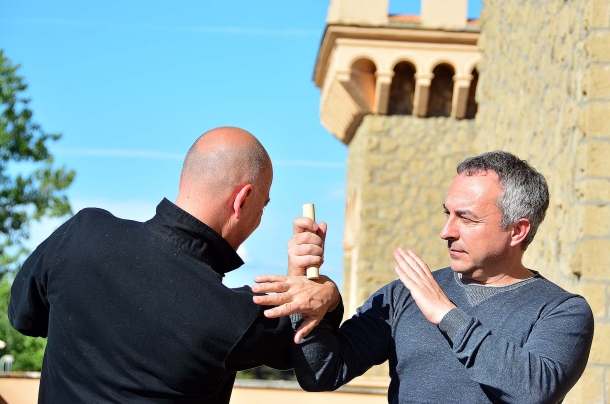 Difesa Personale: Palm Stick & Co. leva articolare esercitata con rinforzo del Palm Stick