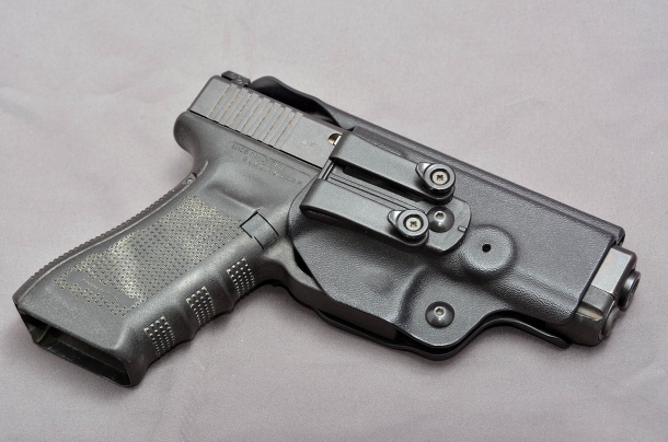 la Glock G17, inserita in una fondina inside adattata dall'autore per la compact G19. anche pochi millimetri possono aumentare il fastidio durante il porto prolungato dell'arma in modalità appendix carry 