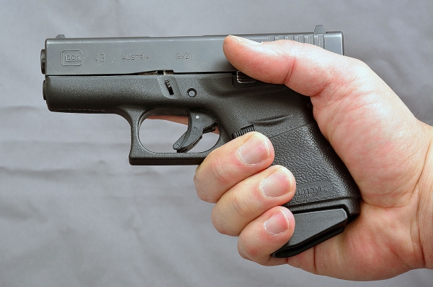 La piccola monofilare della Glock modello G43. Sebbene le dimensioni siano ridotte, il fusto consente un'impugnatura salda, specialmente se si adotta il caricatore dotato di supporto per il mignolo