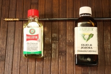 Il Ballistol costituisce un&#039;alternativa all&#039;olio di jojoba. Mentre il primo è caratterizzato da un odore caratteristico, non a tutti gradito, il secondo è inodore.